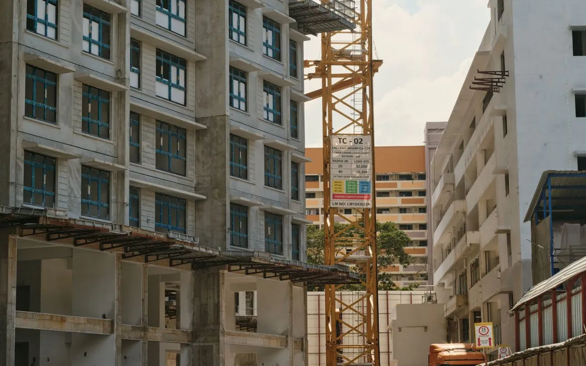Ảnh minh họa: Lắp dựng cốp pha và cốt thép chịu lực